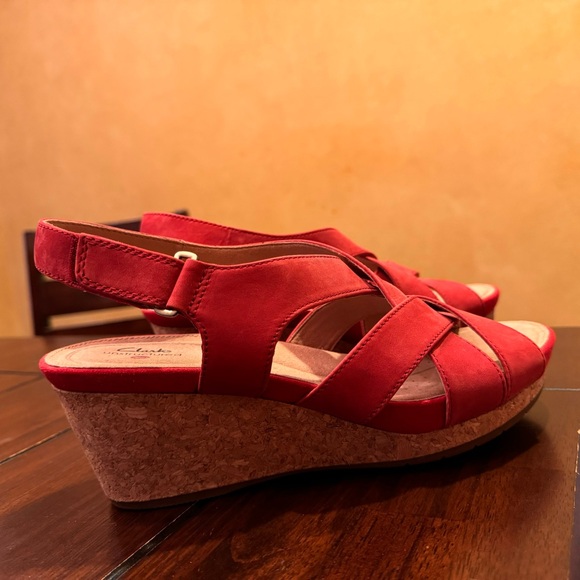 Clarks women’s size 9.5 red wedge platform sandals - Picture 3 of 11